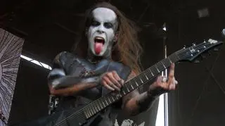Nergal na jednym ze swoich koncertów zniszczył Biblię