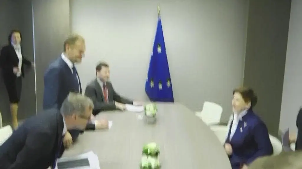 Rozmowy się przeciągają, obiad zamienił się  w kolację. Spotkanie Szydło - Tusk