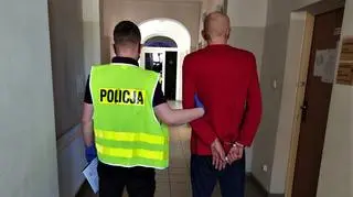 Policjanci zatrzymali mężczyznę, który groził nastolatkom bronią