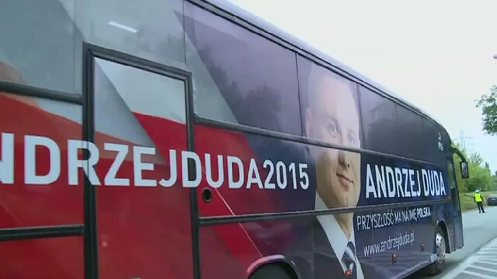 Dudabus podjeżdża pod studio TVN24