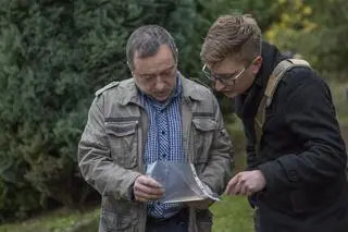 Stanisław Buchała przyniósł na plan filmowy zdjęcie babci