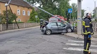 Samochód uderzył w latarnię