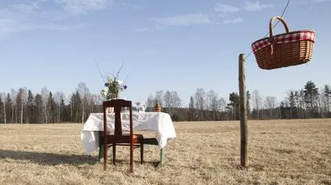 Obiad z manekinem, kolacja w szklarni, kawa z makaronem na głowie. Lokale się otwierają, jak zachować dystans?