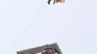 Czarownica odlatująca z mostku