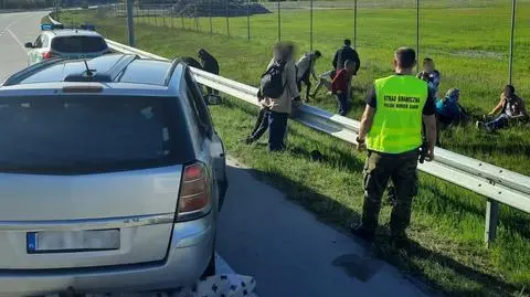 Wiózł 15 migrantów w siedmioosobowym aucie. Kierowca uciekł pieszo