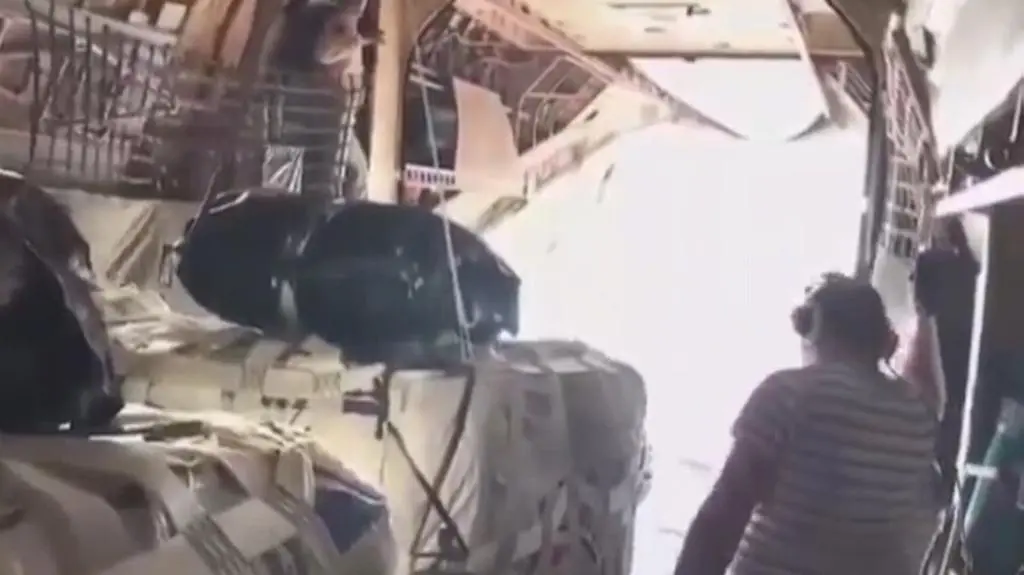 Rosyjski myśliwiec na wyciągnięcie ręki od transportowca