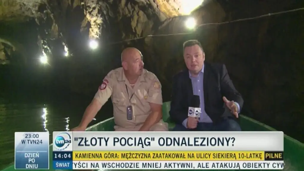 Reporter TVN24 w kompleksie Riese rozmawia o zaginionym złotym pociągu