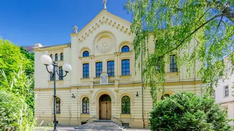 "Ktoś próbował podpalić synagogę Nożyków". Prezydent Duda potępił "haniebny atak"