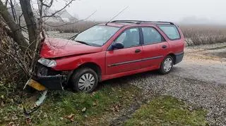 15-latek uderzył autem w drzewo