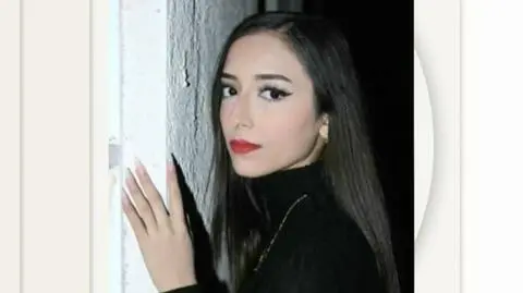 Na ostatnim zdjęciu stoi na "autostradzie śmierci". Dziś na jej grobie nie mieszczą się już kwiaty 