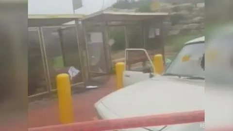 Dwaj Palestyńczycy ostrzelali ludzi stojących na przystanku autobusowym, jeden wjechał autem w posterunek żołnierzy