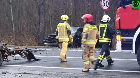 Zderzenie busa z autem osobowym. Jedna osoba nie żyje, cztery są ranne