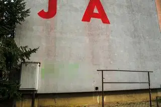 Ktoś napisał wulgaryzm, a później literę "T"