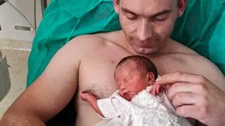 Pan Robert z córką po jej narodzinach