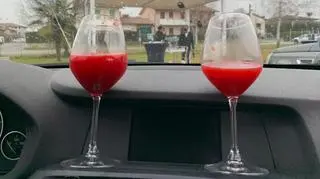 I drinki, i przekąski goście spożywali w autach