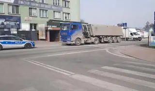 Tragiczny wypadek na przejściu dla pieszych. Nie żyje mężczyzna potrącony przez ciężarówkę