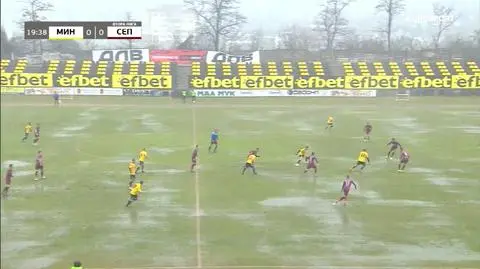 Boisko tysiąca kałuż i gol "stadiony świata". Strzelec znalazł sposób na fatalne warunki