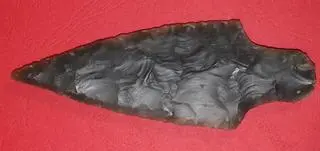 Ostrze jest zbliżone kształtem do form liściowatych