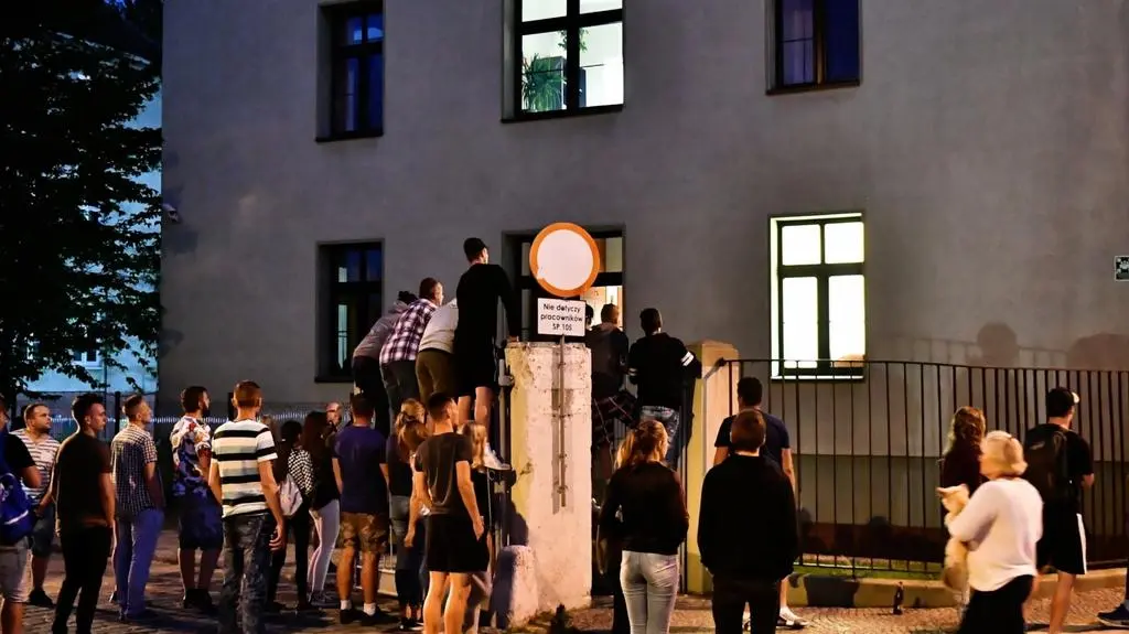 Przed prokuraturą gdzie przesłuchiwano mężczyznę zebrał się tłum