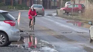 Pani Wanda na ulicy Kolumny. Mówi, że jazda w tym miejscu to "tragedia"