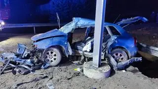 Kierowcę i siedzącego obok pasażera z pojazdu po rozcięciu karoserii wyciągnęli strażacy