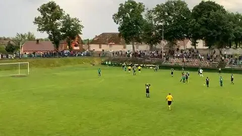 Samochód wbił się w ogrodzenie stadionu, trwał wtedy mecz