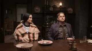 Lily Gladstone i Leonardo DiCaprio na zdjęciu z nowego filmu Martina Scorsese "Killers of the Flower Moon".