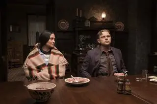 Lily Gladstone i Leonardo DiCaprio w filmie "Czas krwawego księżyca"
