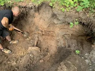 Zaczęli odkopywać torowisko