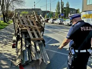 Kierowca przewoził w niewłaściwy sposób drewno