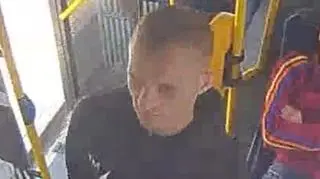 Bydgoszcz. Policja poszukuje mężczyzny, który zerwał łańcuszek z szyi kobiety