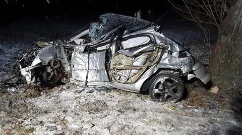 Po uderzeniu w drzewo kierowca wypadł z samochodu. Zginął na miejscu