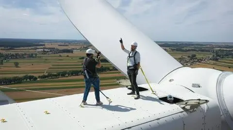 Stanął wewnątrz i na szczycie potężnej turbiny wiatrowej. "W ogóle nie mam poczucia, że powinienem się bać"