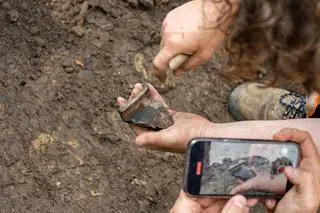 Fragmenty garnków są zdobione prostymi żłobieniami 