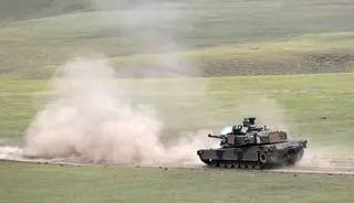 Amerykański czołg M1A2 Abrams podczas ćwiczeń pod Tbilisi w Gruzji (18 maja 2016 r.)