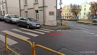 Kierowca, który zajął drugie miejsce, zaparkował częściowo na przejściu 