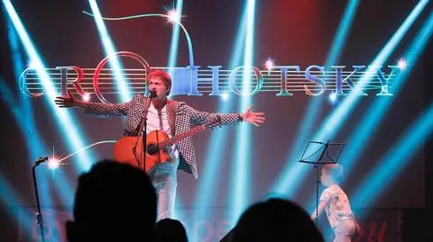 Ukraiński artysta Igor Grochowski musiał zamienić scenę na piwnicę