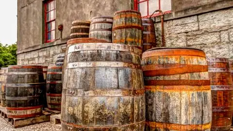 Beczki z whiskey