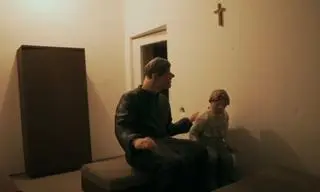 Kadr z filmu "Zabawa w chowanego" braci Sekielskich
