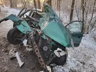 Straciła panowanie nad samochodem i uderzyła  w drzewo
