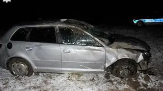 Auto wypadło z drogi i kilka razy dachowało
