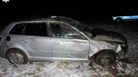 Auto kilka razy dachowało na polu. Kierowca wypadł, po kilku godzinach zmarł w szpitalu
