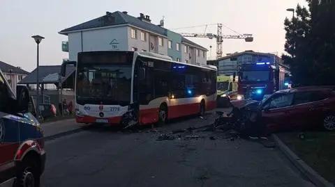 Pijana kobieta wjechała autem w miejski autobus