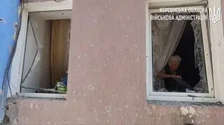 Ostrzelany budynek w Chersoniu 