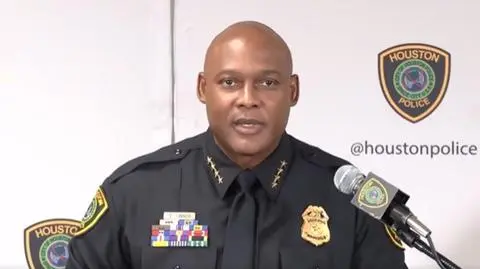 Policjant z Houston podczas konferencji prasowej