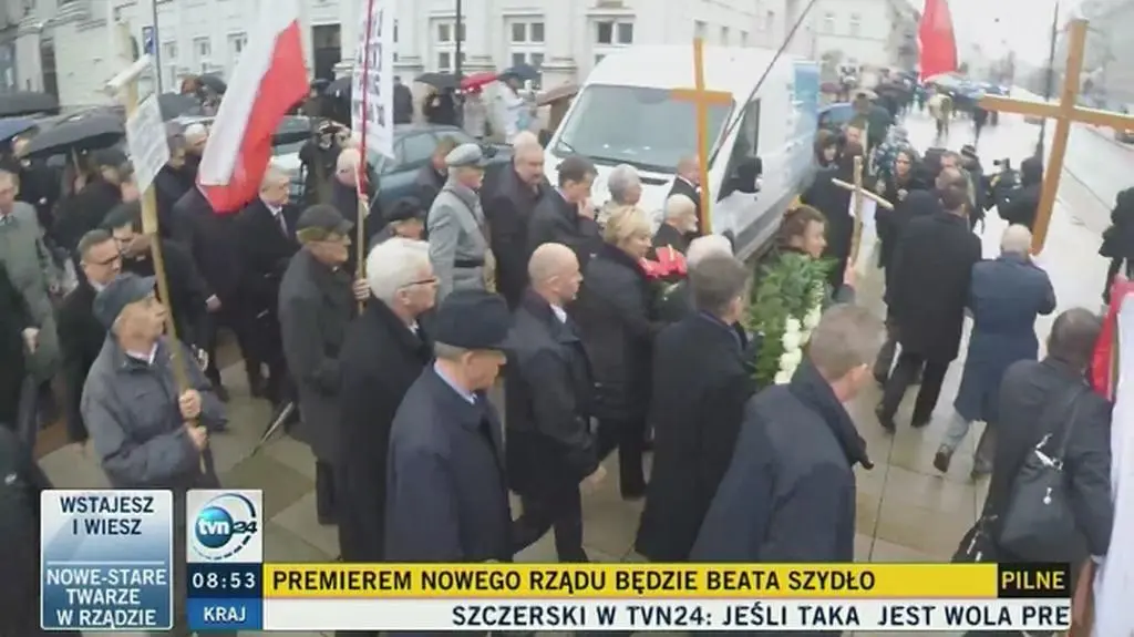 Politycy PiS wychodzą z kościoła seminaryjnego