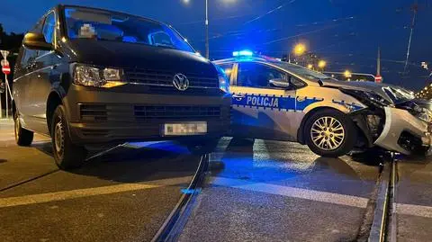 Radiowóz zderzył się z autem. Tramwaje były zablokowane