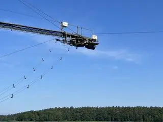 Ktoś zniszczył liny, które podtrzymywały taki słup, jak ten widoczny na zdjęciu 