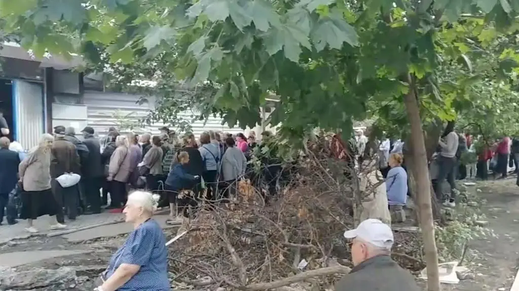 Kolejka za chlebem w Mariupolu 