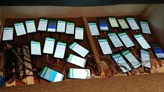 Do oszustw używali między innymi telefonów komórkowych